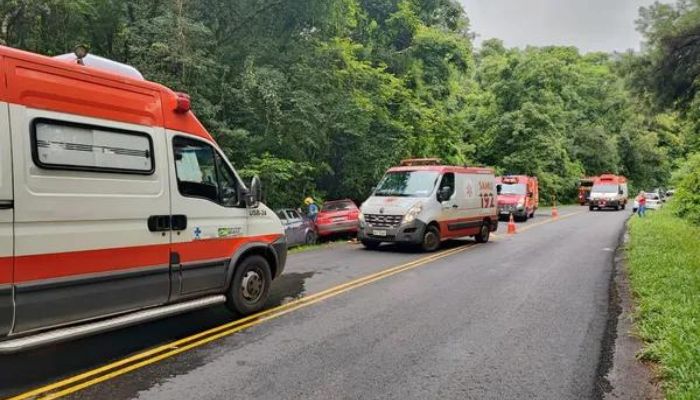 Oito pessoas ficam gravemente feridas após forte batida entre dois carros na PR-317